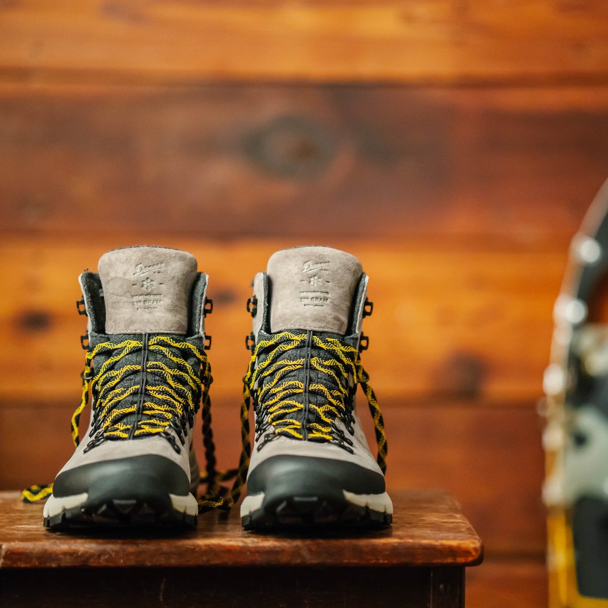 Danner Arctic 600 Side-Zip Driftwood/Yellow Insulated 200G